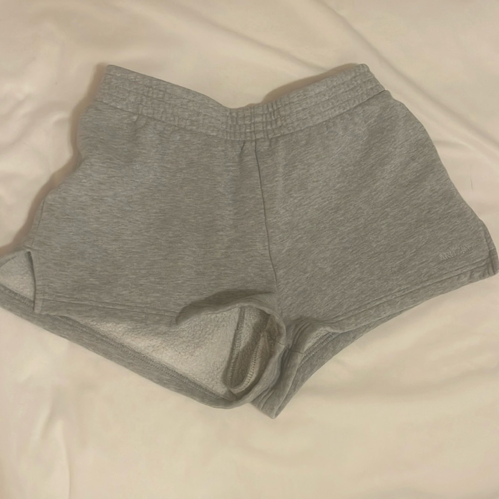 ARITZIA sweat fleece perfect fit grey sweat shorts!! Size XS women’s. Perf cond.
